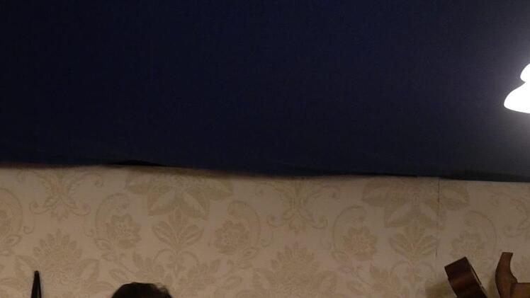 Erika Volk ist eine echte Neustadterin und die Neustadter Mundart  ihre Sprache. Hausherr Martin Stingl lässt sich nicht lumpen. Foto: Manja von Nida