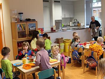 Die Kinder des Kindergartens Regenbogenland haben erst kürzlich den  neuen Speisesaal im Anbau in Beschlag genommen. Foto: Julia Raab