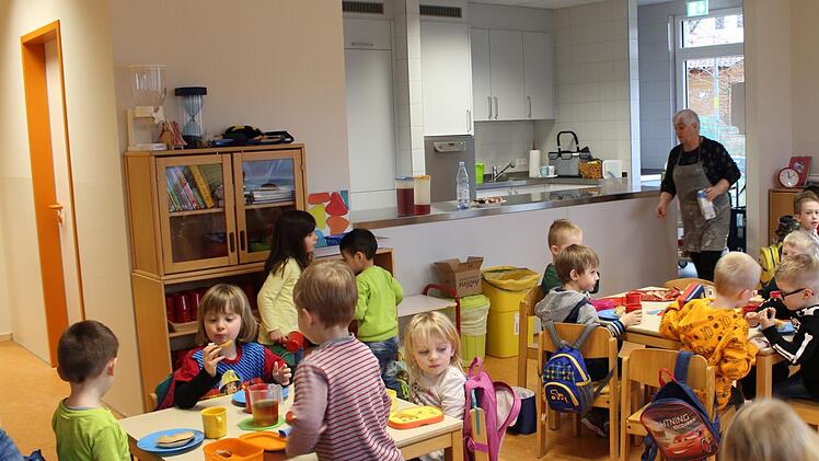 Die Kinder des Kindergartens Regenbogenland haben erst kürzlich den  neuen Speisesaal im Anbau in Beschlag genommen. Foto: Julia Raab