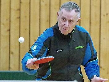 Günter Meisel vom SV Fischbach blieb in der Bezirkskasse A beim 8:8 gegen den FC Nordhalben ungeschlagen. Er gewann das Doppel mit Hans Meserth und seine beiden Einzel im dritten Paarkreuz.  Foto: Hans Franz