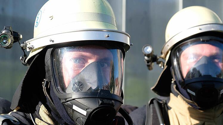 Atemschutzträger mit ihrem Erstangriff ins Gebäude. Foto: Gerd Schaar
