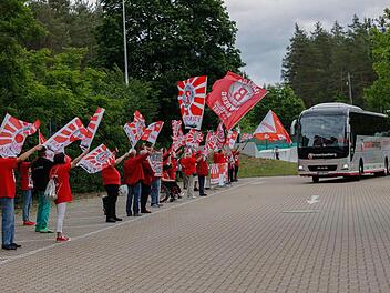 "Die rote Wand steht hinter Euch", stand auf einem Banner, das  die Fans am Montagmittag bei der Abfahrt  des Mannschaftsbusses gen München am Strullendorfer Trainingszentrum hochhielten. Foto: Daniel Löb