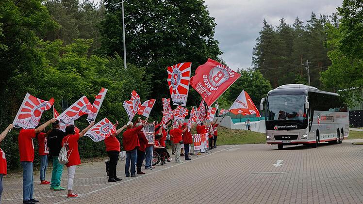 "Die rote Wand steht hinter Euch", stand auf einem Banner, das  die Fans am Montagmittag bei der Abfahrt  des Mannschaftsbusses gen München am Strullendorfer Trainingszentrum hochhielten. Foto: Daniel Löb