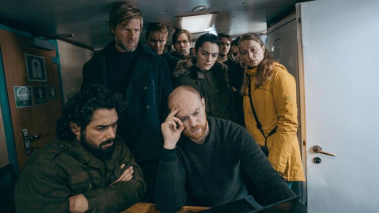 Die Aktivistengruppe um Skipper Hams (Henning Baum, zweiter von links), Francesca (Rachael Rooney, zweite von rechts) und Johanna (Odine Johne, rechts) verfolgt am Computer live, wie Jagd auf Grindwale gemacht wird.