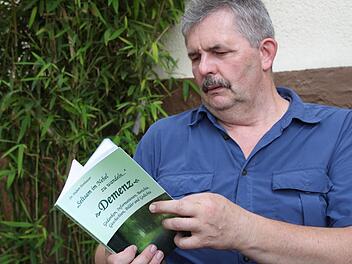 Jürgen Hurrlein mit dem Bild. Fotos: privat