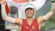 Mit der Frankenfahne ins Ziel beim Ironman auf Hawaii: ein überglücklicher Oberleiterbacher Mirco Helmreich Foto: privat