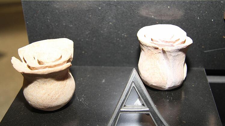 Kreuzmotive und Rosenmotive sind der Klassiker und werden immer noch gerne von den Kronachern gekauft.