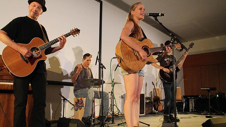 Cynthia Nickschas und Band