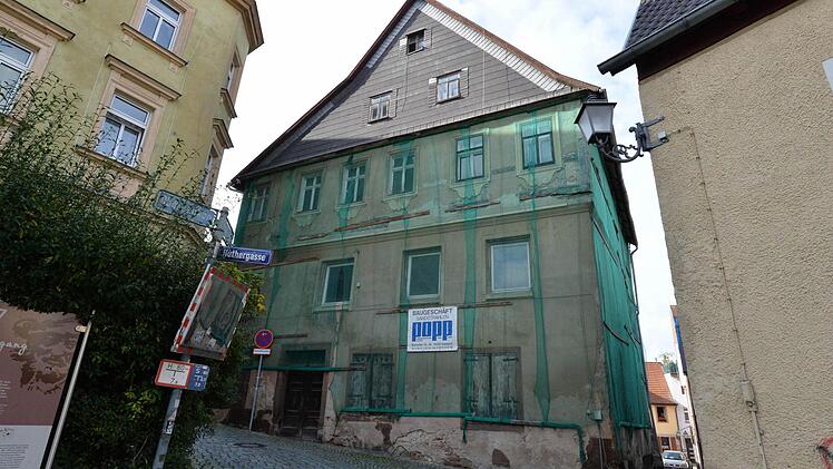Das städtische Gebäude in der Waaggasse 2 ist ebenfalls in grüne Sicherungsnetze gehüllt. Foto: Ronald Rinklef