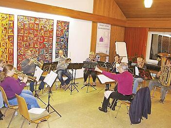 Der Posaunenchor probte unter Leitung von Dekanatskantor Marius Popp für die derzeit stattfindende Konzertreise in Italien.  Foto: Heike Schülein