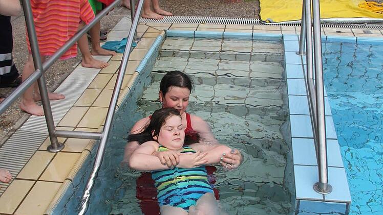 Gemeinsam "retten" Jasmin Prawitz und René Wiefek die "verunfallte" Mona aus dem Wasser.