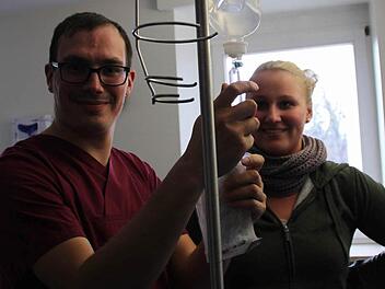 Der 28-jährige Patrick Meyer (im Bild mit Praxisanleiterin Nicole Schwandner) muss im Krankenhaus St. Anna bei allen möglichen Aufgaben mit anpacken. Foto: Waltraud Enkert