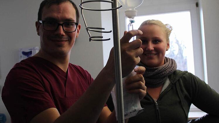 Der 28-jährige Patrick Meyer (im Bild mit Praxisanleiterin Nicole Schwandner) muss im Krankenhaus St. Anna bei allen möglichen Aufgaben mit anpacken. Foto: Waltraud Enkert