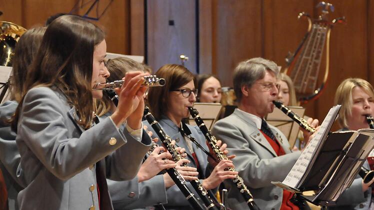 Die Steinacher Musikanten unter der musikalischen Leitung von Bernd Borst, bestehen seit 60 Jahren. Mit einem atemberaubenden Jubiläumskonzert bezauberten sie die Zuhörer im großen Saal des Regentenbaues.  Foto: Peter Klopf