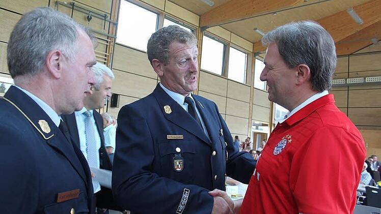 Kreisbrandrat Ranzenberger und Kreisbrandinspektor Schnappauf gratulierten. Foto: Veronika Schadeck