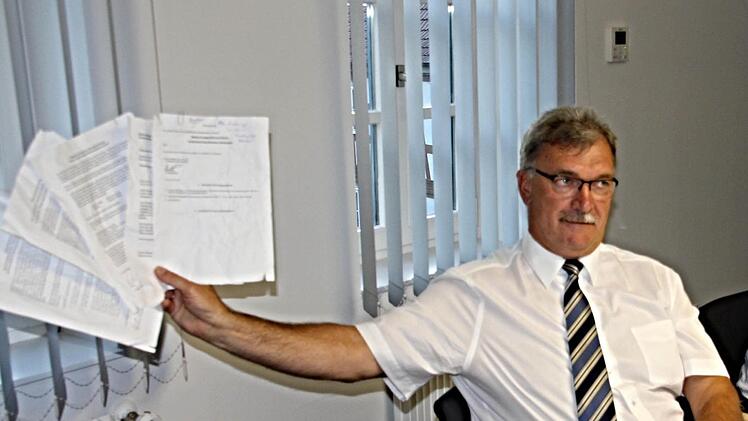 Ein Ärgernis: Bürgermeister Helmut Dietz hält gemeindliche Nachrichten in der Hand, die mutwillig von der Anschlagtafel im Schulbuswartehäuschen Gleusdorf abgerissen und in den Mülleimer geworfen wurden. Der Gemeinderat missbilligte die Tat.  Fotos: Helmut Will