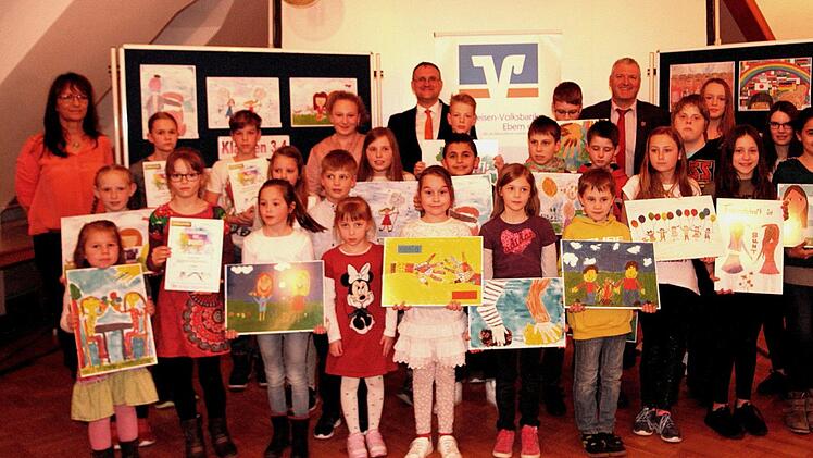 Stolz präsentierten die Erstplatzierten ihre Bilder mit Lehrerin Kerstin Hillmann (l.) sowie Marketingleiter Batzner und Bürgermeister Hennemann (r.).