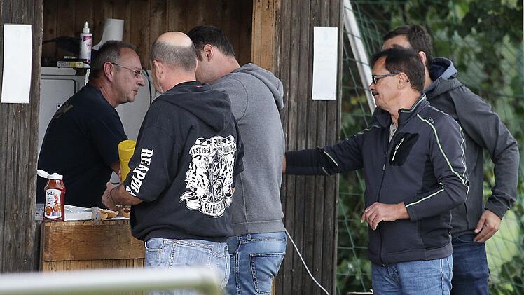 Bratwürste bei Robert gehen immer - auch bei schlechtem Wetter