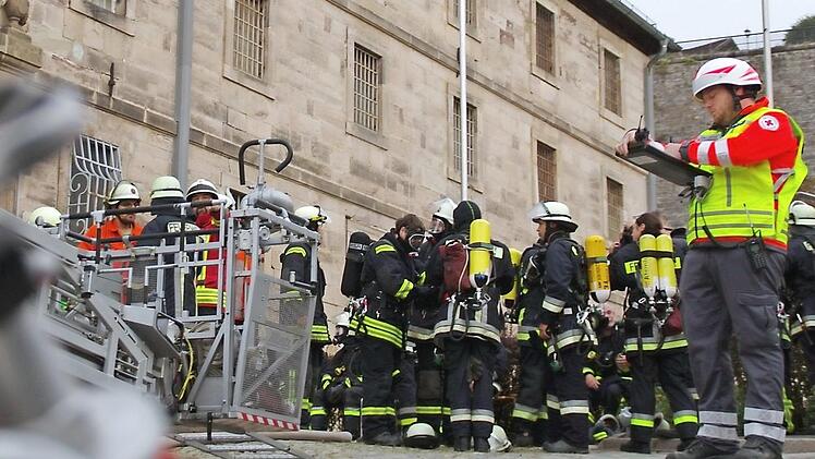 Zahlreiche Feuerwehrleute mit Atemschutz waren im Einsatz.