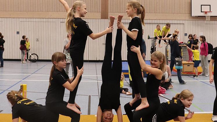 Eine lebende Pyramide bekam viel Applaus von den Zuschauern.  Fotos: Johanna Blum
