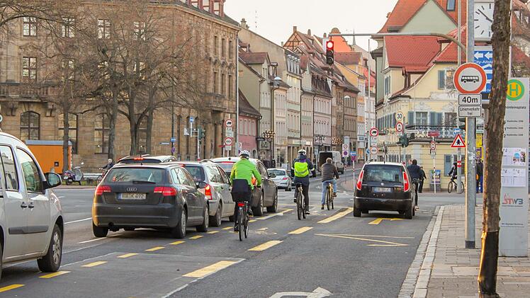 In der Friedrichstraße wird seit dem Sommer eine neue Verkehrsführung getestet. Fotos: Stefan Fößel