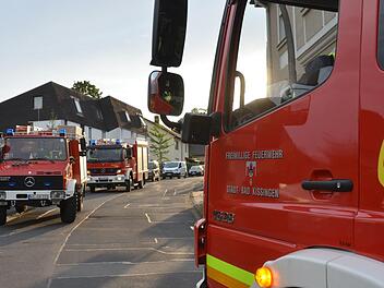 Wiederum ein Löscheinsatz für die Freiwilligen Feuerwehren aus Bad Kissingen in der Dr.-Georg-Heim-Straße im Stadtteil Garitz. Diesmal war es ein Küchenbrand, vor vier Tagen brannte in der gleichen Straße eine Thujahecke.  Foto: Peter Rauch