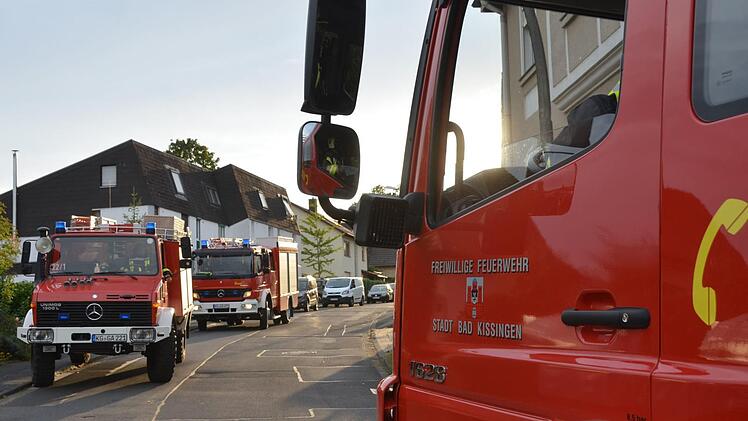 Wiederum ein Löscheinsatz für die Freiwilligen Feuerwehren aus Bad Kissingen in der Dr.-Georg-Heim-Straße im Stadtteil Garitz. Diesmal war es ein Küchenbrand, vor vier Tagen brannte in der gleichen Straße eine Thujahecke.  Foto: Peter Rauch