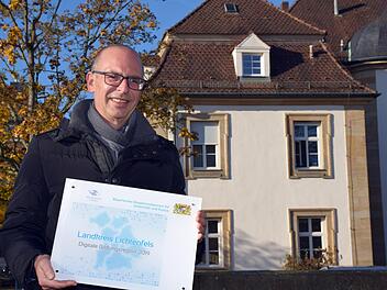 Landrat Mei&szlig;ner freut sich &uuml;ber das Qualit&auml;tssiegel. Foto: Heidi Bauer