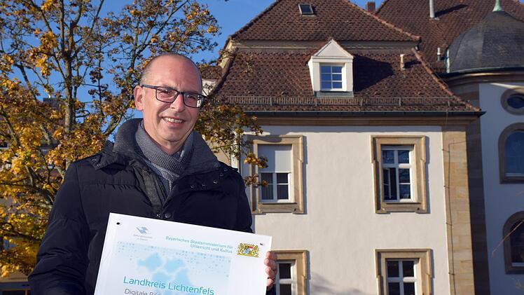 Landrat Mei&szlig;ner freut sich &uuml;ber das Qualit&auml;tssiegel. Foto: Heidi Bauer