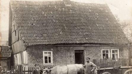 So sah das alte Haus Nr. 29 im Weiher im Jahr 1921 aus und ist gleichsam ein Zeitzeugnis für das Leben Anfang vorigen Jahrhunderts. Am Kuhwagen stehen Hermann und Josef Betz, aus dem Fenster schaut Anna Betz. Foto: Sammlung Ewald Betz