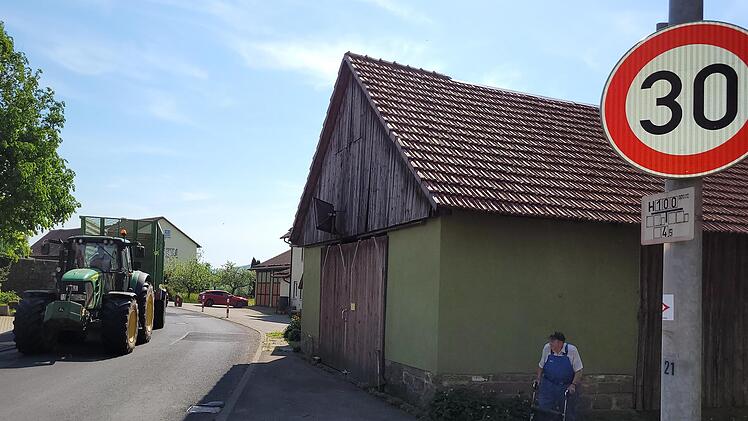 In den Ortsdurchfahrten von Breitenbach (hier an der Kirche) und Mitgenfeld wird es bei breiteren Fahrzeugen oft eng. Die Anwohner beklagen auch die zunehmende Verkehrsbelastung. Foto: Steffen Standke