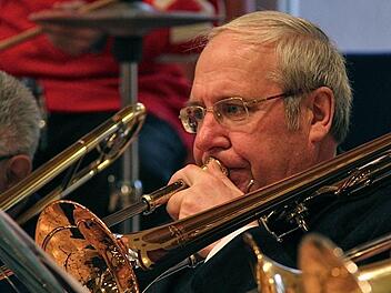 Seit 50 Jahren musiziert der Zugposaunist Otmar Lutz aus Oerlenbach. Im Unterfränkischen Senioren-Orchester spielt er seit fünf Jahren mit. zuvor war er in verschiedenen anderen Kapellen aktiv. Er liebt die Vielfalt der unterschiedlichen Musikstile. Fotos: Gerd Schaar
