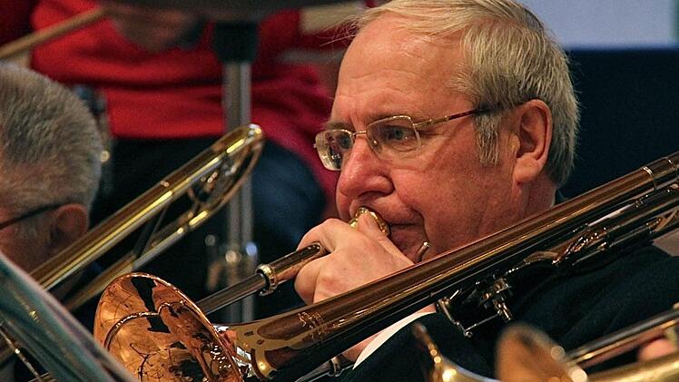Seit 50 Jahren musiziert der Zugposaunist Otmar Lutz aus Oerlenbach. Im Unterfränkischen Senioren-Orchester spielt er seit fünf Jahren mit. zuvor war er in verschiedenen anderen Kapellen aktiv. Er liebt die Vielfalt der unterschiedlichen Musikstile. Fotos: Gerd Schaar