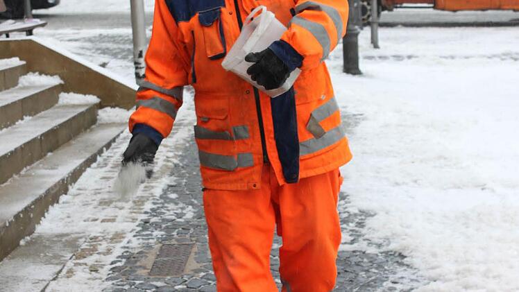 Ralf Grüner sorgt mit etwa 30 bis 40 Eimern Streusalz und Split täglich dafür, dass die Gehwege in der Stadt begehbar bleiben.