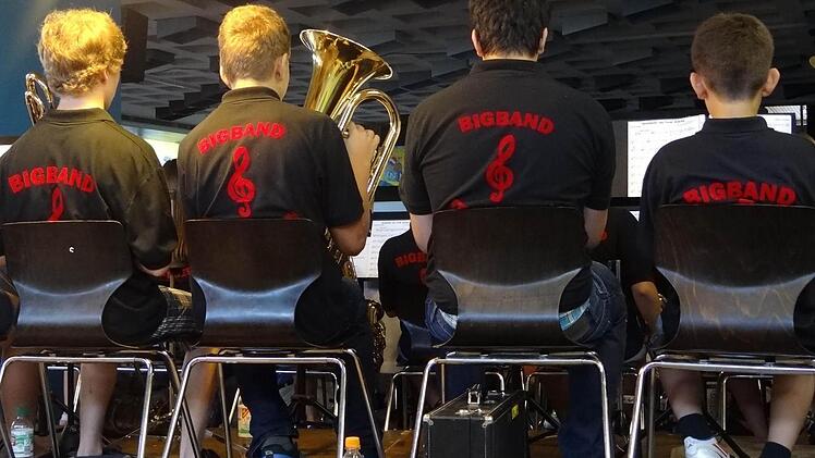 Die Bandmitglieder tragen den Notenschlüssel auf dem Rücken.   Foto: Johanna Eckert