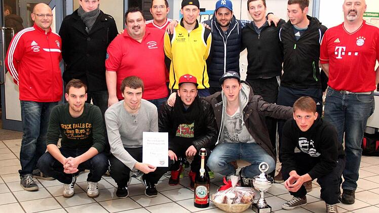 Die siegreichen Tütschengereuther feiern mit den Adelsdorfer Vorständen.