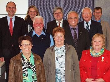 Fünf Lichtenfelser Landkreisbewohner wurden dafür geehrt. Im Bild unten von links (vorne) Magdalena Citron, Wilhelm Sager, Lore Bayer, Horst Habermann und Gisela Schardt, dahinter Landrat Christian Meißner, Sabine Rießner (2. Bürgermeisterin Lichtenfels), Fotos: S. Kratt / Alfred Thieret