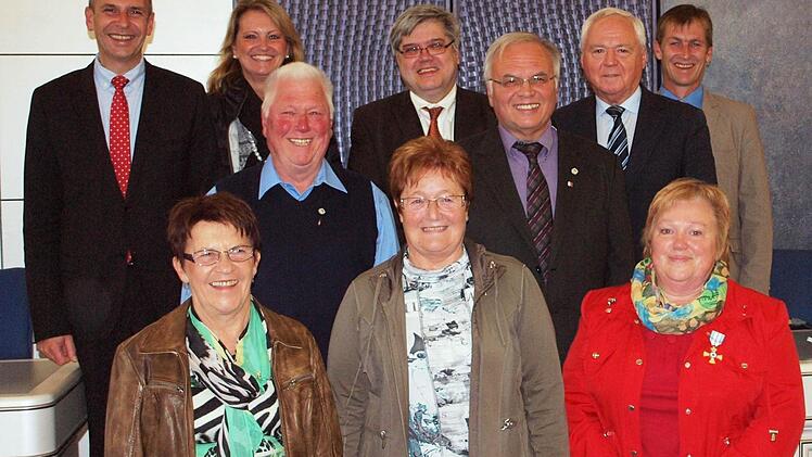 Fünf Lichtenfelser Landkreisbewohner wurden dafür geehrt. Im Bild unten von links (vorne) Magdalena Citron, Wilhelm Sager, Lore Bayer, Horst Habermann und Gisela Schardt, dahinter Landrat Christian Meißner, Sabine Rießner (2. Bürgermeisterin Lichtenfels), Fotos: S. Kratt / Alfred Thieret