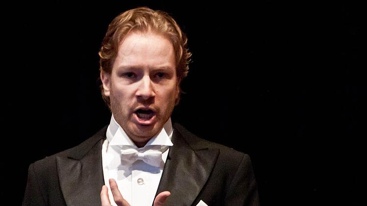 Der Tenor David Zimmer singt den einsamen Wanderer.Foto: Jochen Berger