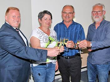 Ein Prost auf das Schwimmbad: Barbara Keller (2. von links), Wolfgang Brust (rechts daneben) und Karl Schuller (rechts) haben sich um die Sanierung des Maßbacher Freibades besonders verdient gemacht. Bürgermeister Matthias Klement (links) stieß mit ihnen an.  Foto: Dieter Britz