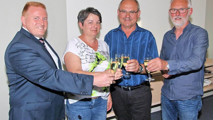 Ein Prost auf das Schwimmbad: Barbara Keller (2. von links), Wolfgang Brust (rechts daneben) und Karl Schuller (rechts) haben sich um die Sanierung des Maßbacher Freibades besonders verdient gemacht. Bürgermeister Matthias Klement (links) stieß mit ihnen an.  Foto: Dieter Britz