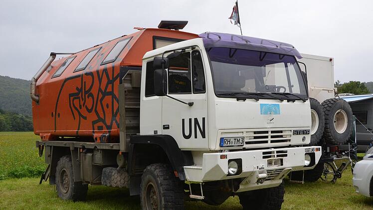 Abenteurer und Weltenbummler haben sich beim Globetrotter-Treffen vom feuchten Wetter nicht die Stimmung vermiesen lassen. Ein Ländersammler liest aus seinem neuen Buch. Foto: Peter Rauch