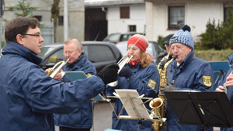 Unter der Leitung von Daniel Härich begeistert die Stadtkapelle Neustadt in Wellmersdorf mit klassischen und modernen Weihnachtsliedern.