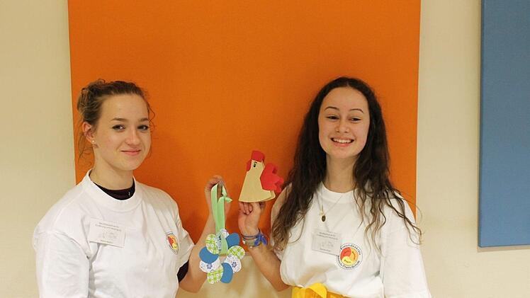 Marie Martyn (links) und Barbara Kram pr&auml;sentieren ihre gebastelte Osterdekoration.