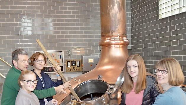 Es war ein interessanter und lehrreicher Tag, der Girls' Day in der Gampertbr&auml;u/Wei&szlig;enbrunn. Die Sch&uuml;lerinnen Lilly K&uuml;pferling, Lena Groppwei&szlig; und Luisa S&uuml;nkel befinden sich hier mit Braumeister Oliver Kaufmann und Gesch&auml;ftsf&uuml;hrerin Anette H&ouml;fner im Sudhaus. Foto: K.- H. Hofmann