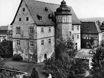 Bessere Zeiten: Diese Fotos wurden in den 1980er Jahren aufgenommen und befinden sich im Archiv des Fränkischen Tages. Sie zeigen das Schloss Ebelsbach in seiner ursprünglichen Erscheinung. Es ist als ehemaliges Wasserschloss durchaus eine Besonderheit.