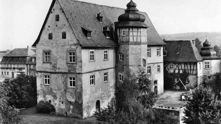 Bessere Zeiten: Diese Fotos wurden in den 1980er Jahren aufgenommen und befinden sich im Archiv des Fr&auml;nkischen Tages. Sie zeigen das Schloss Ebelsbach in seiner urspr&uuml;nglichen Erscheinung. Es ist als ehemaliges Wasserschloss durchaus eine Besonderheit.