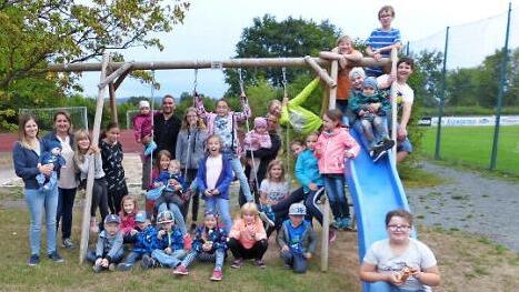 Auf dem Spielplatz der Schulsportanlage stellen sich alle der Kamera zu einem gemeinsamen Foto.  Foto: Klaus-Peter Wulf