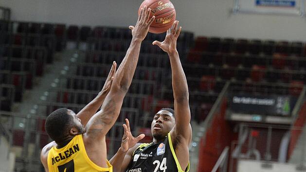 Wiederholung erw&uuml;nscht: Bayreuths Frank Bartley, hier gegen Ludwigsburgs Jamel McLean, war im Hinspiel gegen Rasta Vechta der beste Spieler der Oberfranken und f&uuml;hrte Medi zum Ausw&auml;rtssieg.