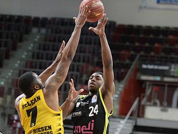 Wiederholung erwünscht: Bayreuths Frank Bartley, hier gegen Ludwigsburgs Jamel McLean, war im Hinspiel gegen Rasta Vechta der beste Spieler der Oberfranken und führte Medi zum Auswärtssieg.